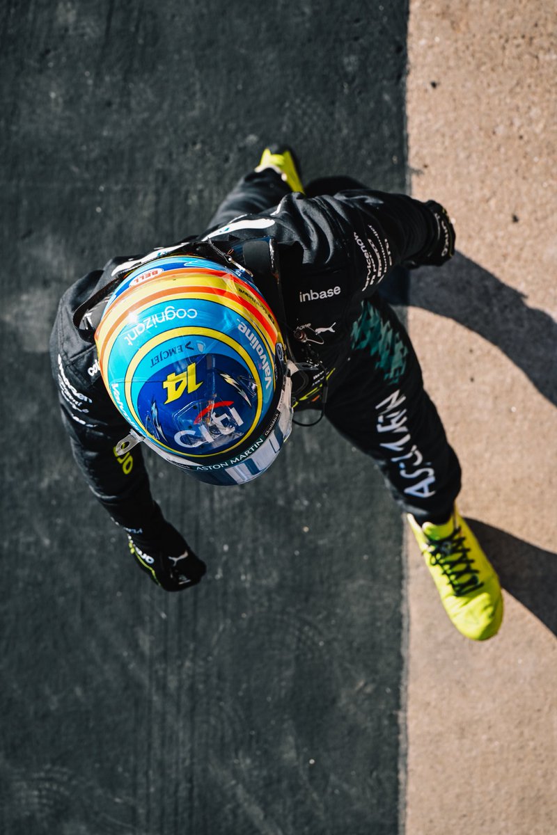 14WEBBONSO's tweet photo. anyway, the black race suit is perfect and i need it to stay forever https://t.co/j38VE4Xwdc