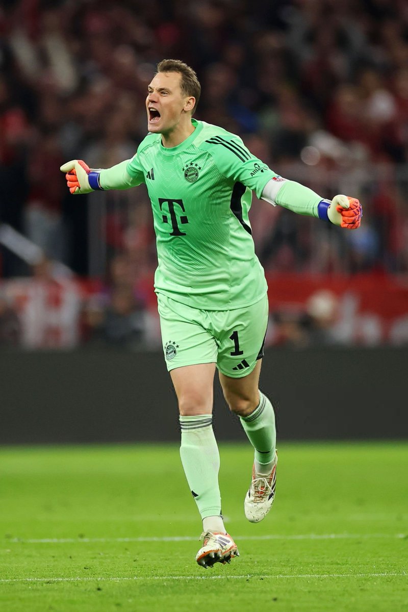 Manuel Neuer is now the player with the most wins in Bundesliga history (363)