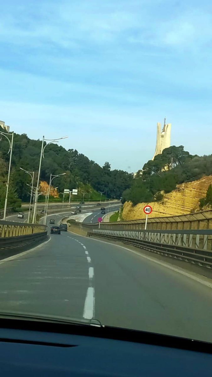 "Sur le chemin, comme dans la vie, la ##sagesse n'a de #valeur que si elle peut aider l'homme à vaincre un obstacle". Paulo Coelho