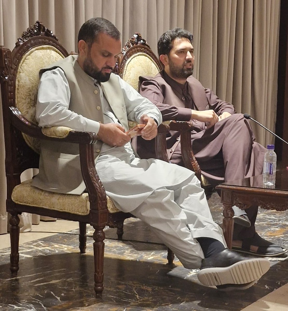 دوسری کو اخلاقیات کا درس دینے ہم صحافی بزرجمہروں کا یہ حال ہے کہ ایک خالصتا نجی مجلس اور آف دی ریکارڈ گفتگو کی روداد کو بھی سب نے بریکنگ کے طور پیش کیا۔۔۔خبر کی دوڑ میں صحافتی اخلاقیات کا جنازہ نکالا اور ہمیں اس پر کوئی تاسف اور ندامت بھی نہیں۔۔۔