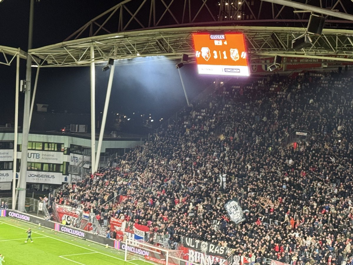 VolendamFemin's tweet photo. Volendam komt vooral laatste 20 minuten tekort en verliest in Galgenwaard: 3–1. Zonde want gevoelsmatig lag er wel een kans aangezien Utrecht in mijn ogen niet het niveau haalt wat het kan met deze spelers. Volgende week belangrijk, Heracles-thuis. #utrVOL #eredivisie https://t.co/420fsUa3Ah