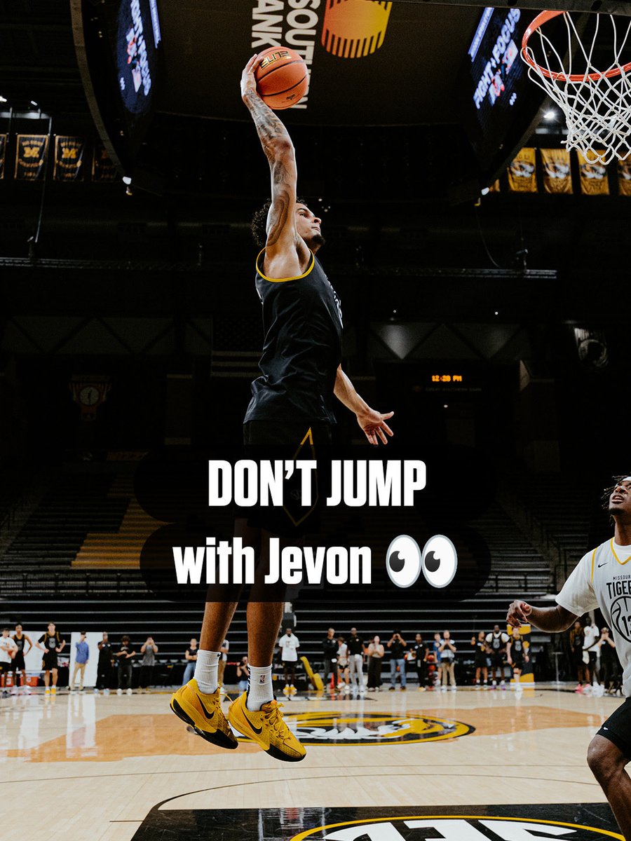 MizzouHoops's tweet photo. Don’t jump with Jevon Porter 👀

#MIZ 🐯 https://t.co/v9FmVit6Z8