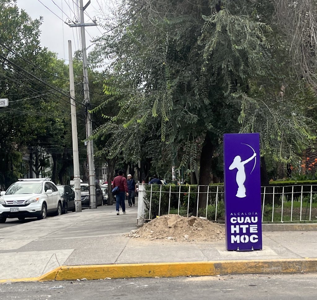 Gracias <a href="/AlessandraRdlv/">Alessandra Rojo de la Vega</a> gracias
<a href="/AlcCuauhtemocMx/">Alcaldía Cuauhtémoc</a> por el monumento…un verdadero obstáculo para las personas con discapacidad, para quienes corren, pasean a sus perros o caminan ya no tan libremente, igualito que los puestos del tianguis del miércoles.

#ElPoderEnTusManos