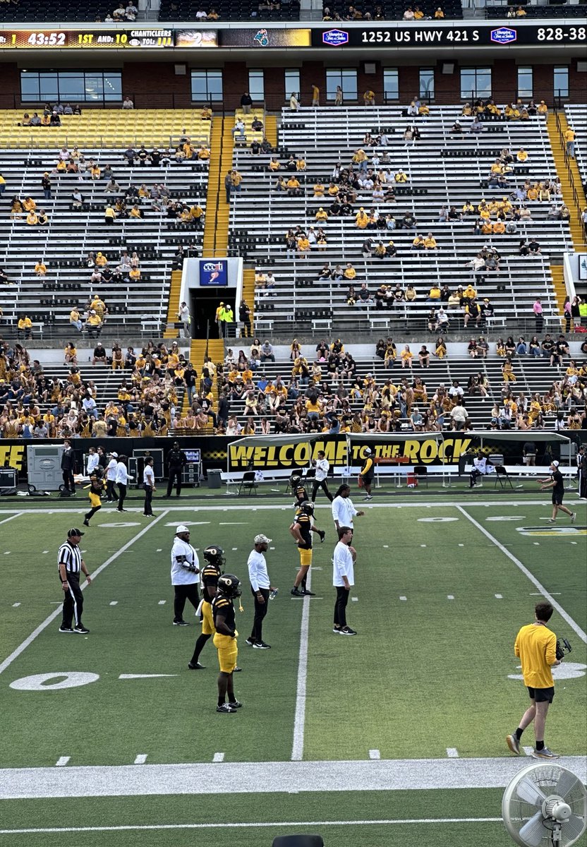 KimreyThinks's tweet image. Flying Yosef helmet is the best I have ever seen us field. It looks sick up close and from distance. Wow. #GoApps #BeatCoastal