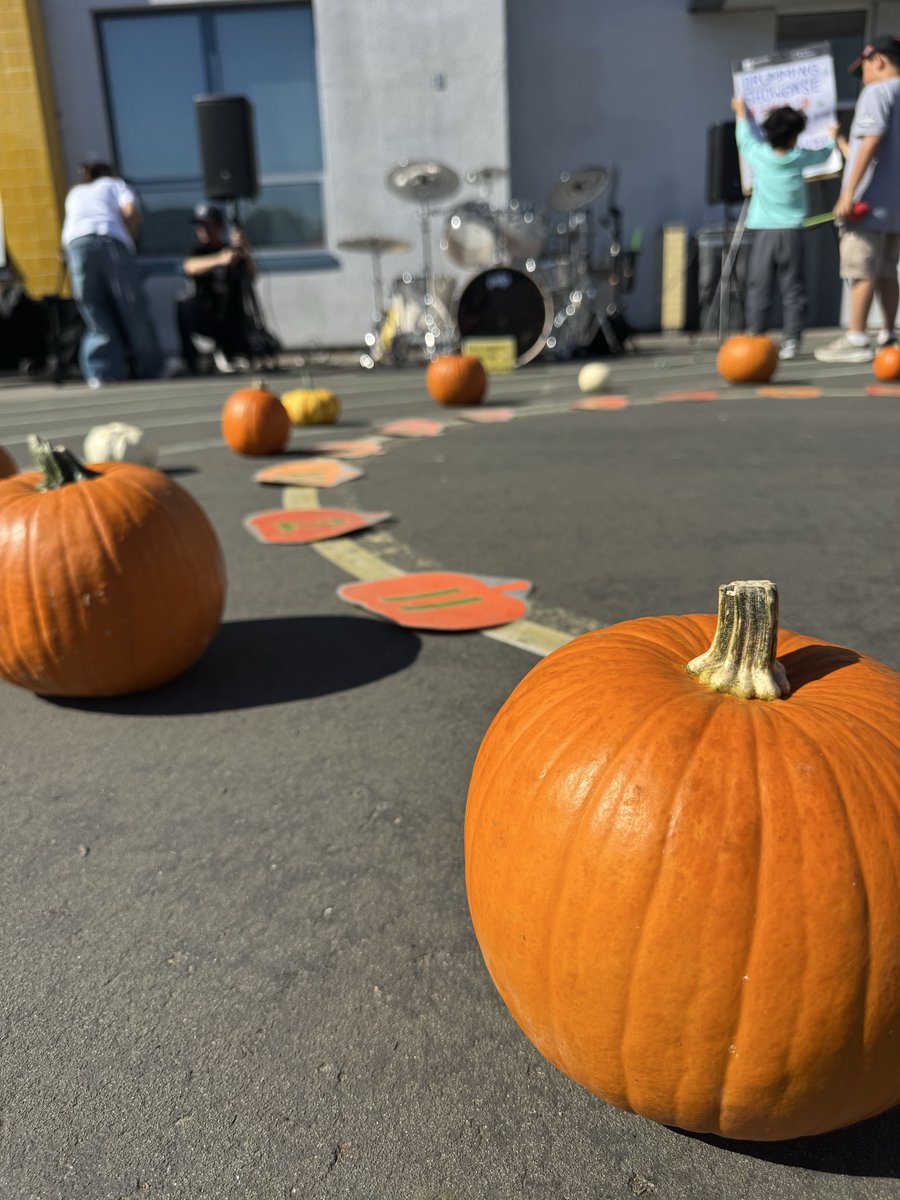 Batter Up Truck is at the Fall Carnival at Diane Feinstein Elementary School today from 12-4pm. Come by and support our local school, win some prizes, and snack on some treats! 
.
.
.
.
.
#batterupsf #batteruptruck #supportlocal #dfes #carnival #halloween #trickortreat #pumpkin