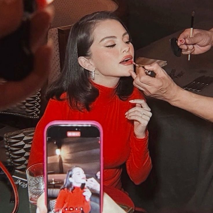 updateselenas's tweet photo. Apesar de a TMZ ter desmentido — sendo uma fonte sem relação direta com a entrevista — e alegado que Selena Gomez não havia sido mencionada, a entrevistadora confirmou que, sim, Selena foi citada, e que Hailey Bieber optou por responder à pergunta em vez de evitá-la. https://t.co/VUN1VpwWoI