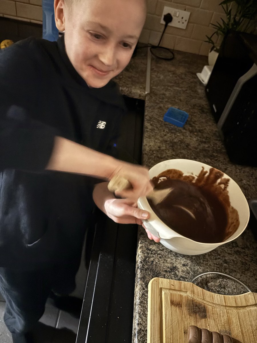 vapunapili12's tweet image. He smashed this out before collecting mr white from the airport with his grandad ❤️ can’t wait to tuck into it with a glass of something strong 😋 #familymovienight #minibaker