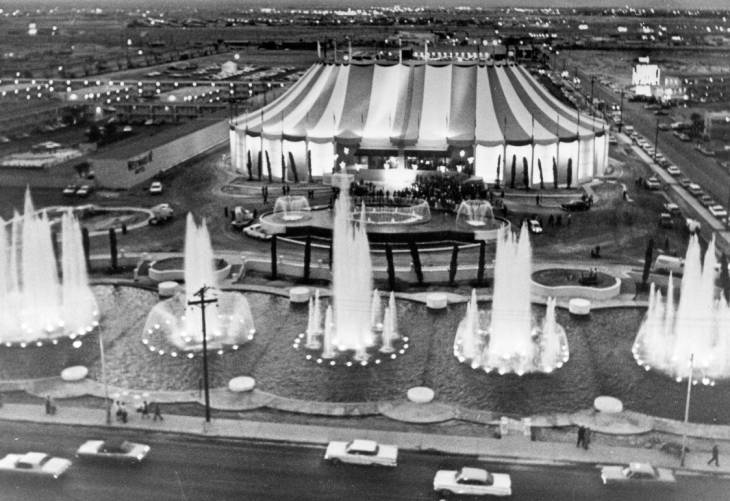 vegas_visual's tweet photo. Circus Circus opened on October 18, 1968 with no hotel rooms (15-story tower with 409 rooms in 1972).

"At first I planned a Roman circus motif, but changed my mind and decided to build a circus like we are all familiar with – instead of a Roman circus, it's a circus circus."
Jay Sarno
Las Cruces Sun-News
November 21, 1968

1968 b/w📸@unlvsc
1968 postcard📸Nevada State Museum