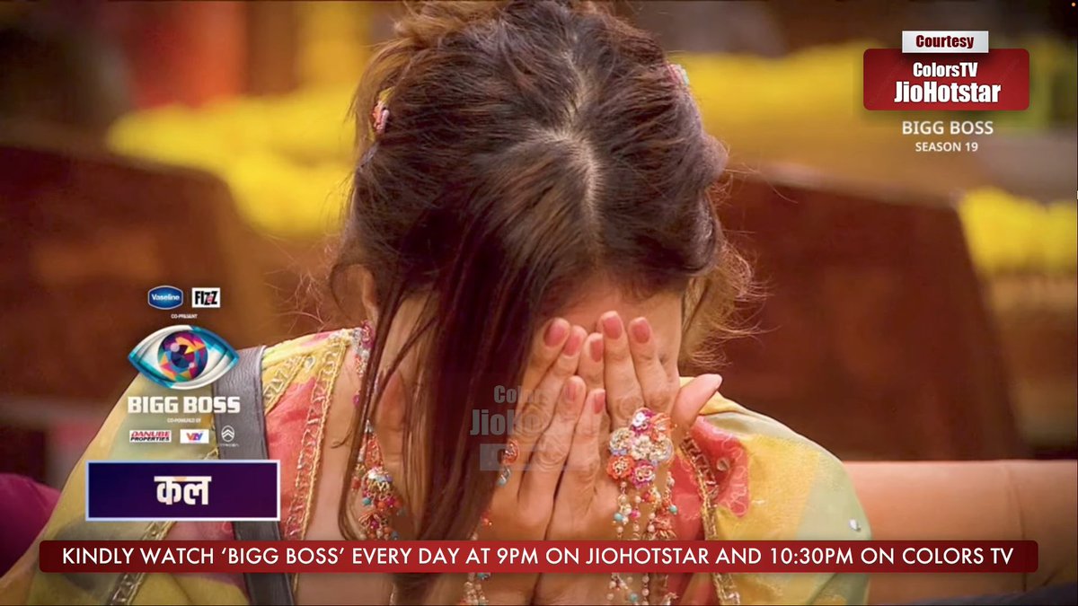 PROMO 

They showed a video message of #FarrhanaBhatt mother.

hana's mom — "aise hi khelna jaise tu khelti hai tu meri sherni hai"

hana burst out in tears after listening to her mom 🥺❤️