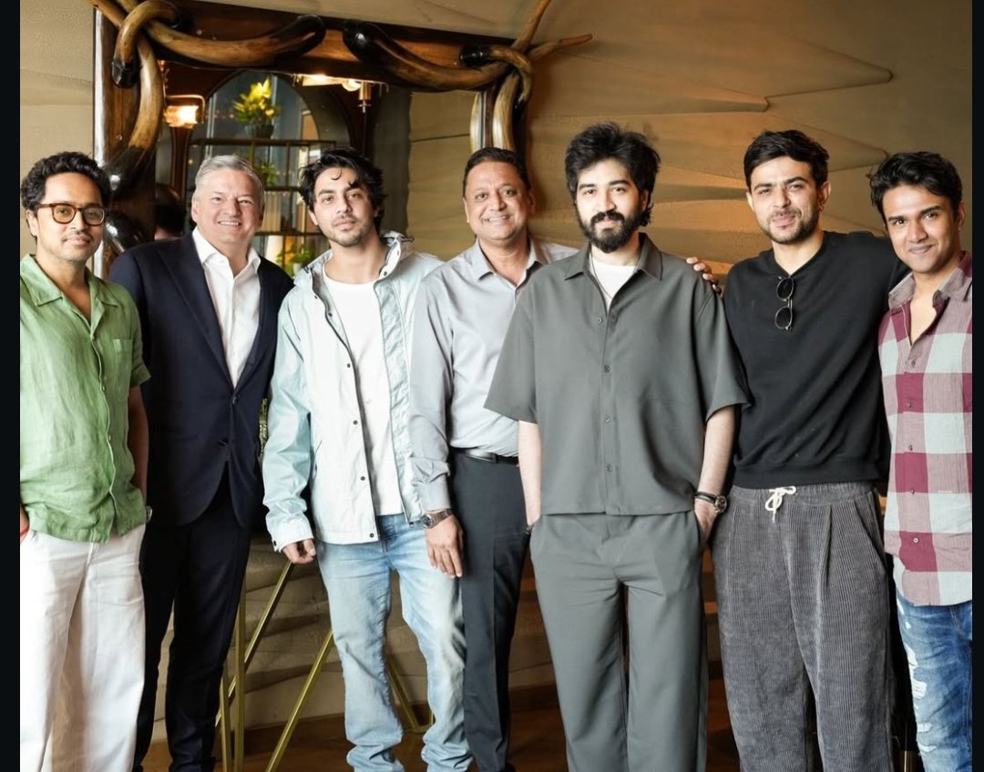 SRKUniverse's tweet photo. #BilalSiddiqi  shared images, marking 1 month since #TheBadsOfBollywood released on @NetflixIndia 🎬. He expressed gratitude for all the love ❤️

@iamsrk @BilalS158
#AryanKhan #SRK #thebadsofbollywoodonnetflix https://t.co/C7ugceCzHZ
