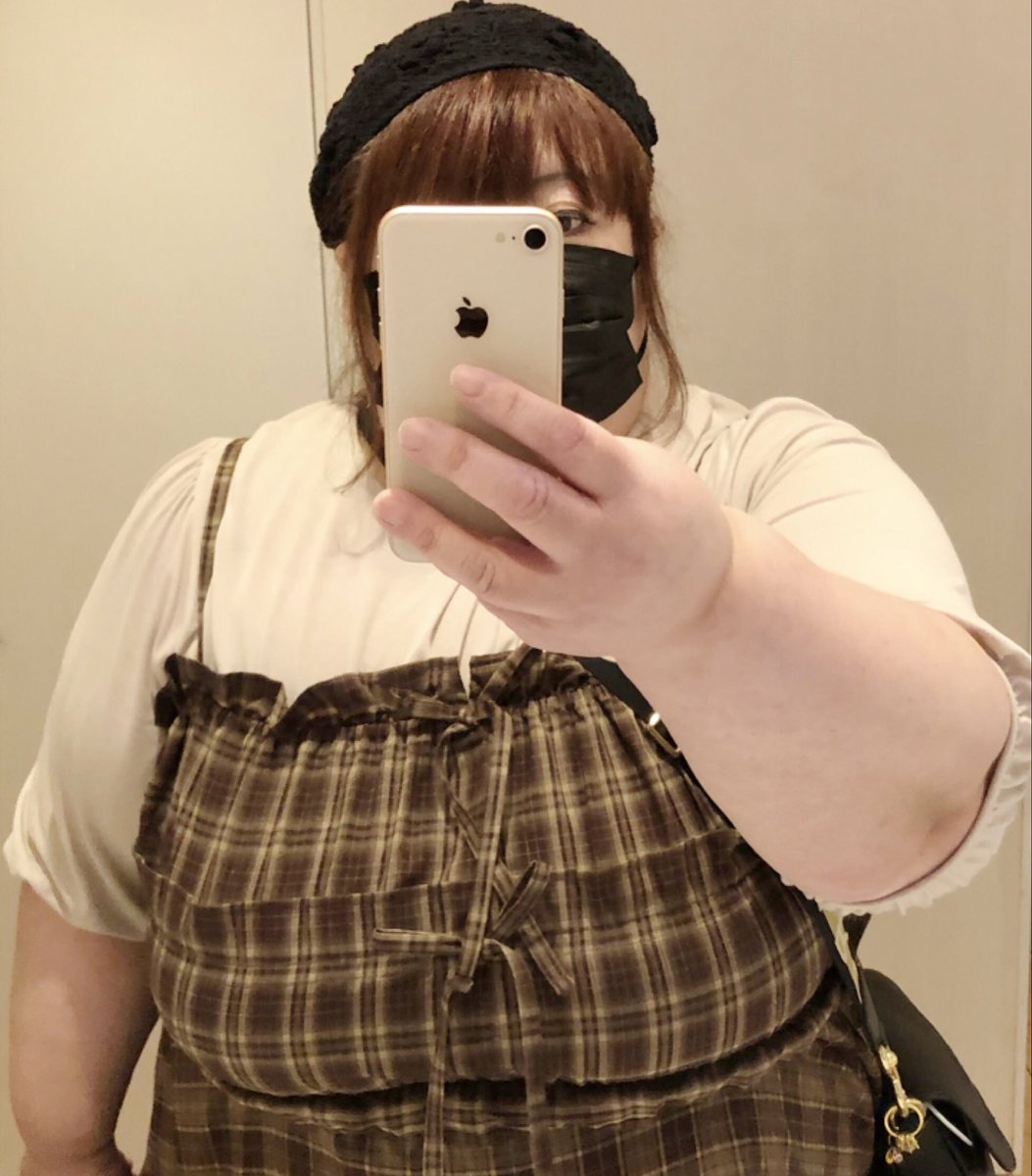 生きとるよ✨

ひやあー、喘息は落ち着いてきたけど２ヶ月苦しかった🐷💦
あとは、左後ろ足がもうちょいよくなればなあ🐖
治ってきたと思ったら、重いゴミを運び中に、庭の石と石の間に足挟んでまた悪化💦

最近、ポンコツすぎて、治りが遅くて嫌やあ🌀

写真のせたのは、服だけ可愛いからなんだあ✨