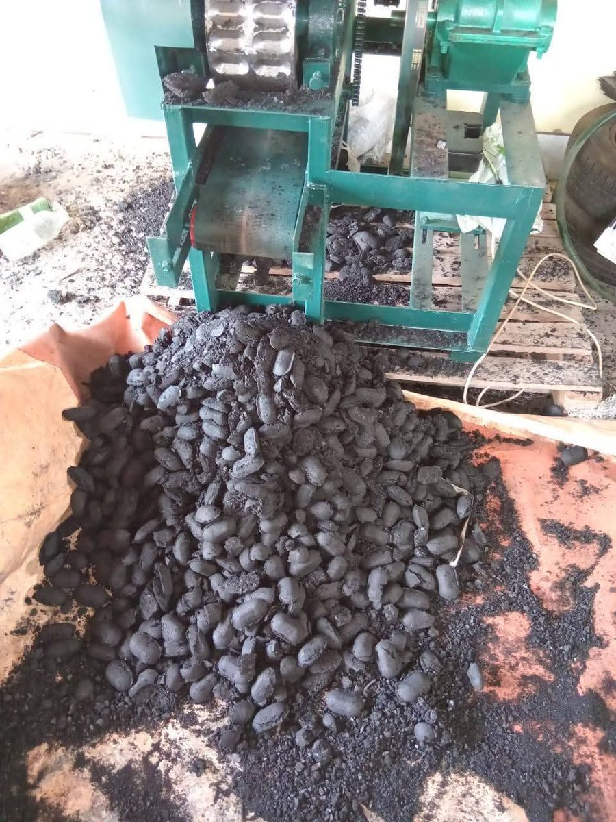 KasiEconomy's tweet image. My name is Atang Ramabele and I am the founder of Morumotsho Charcoal Production from Nchodu Village,  Matatiele. We're currently clearing alien and invasive trees to make charcoal and briquettes with cleared biomass. The business has 14 workers thus far...

☎️ 076 734 4248