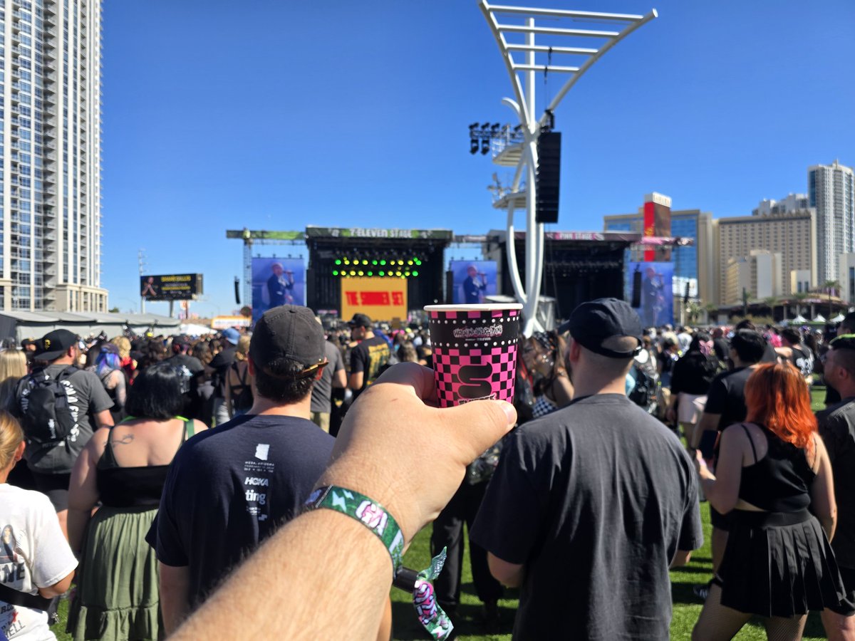 Sordmas's tweet photo. #WhenWeWereYoung #711Hangout Been waiting for this for so long, and theres free slurpees! https://t.co/UzuBtt6jiV