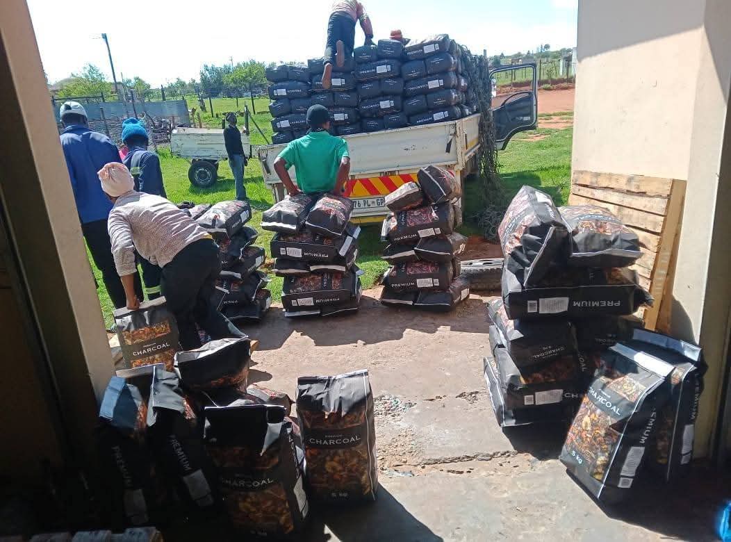 KasiEconomy's tweet image. My name is Atang Ramabele and I am the founder of Morumotsho Charcoal Production from Nchodu Village,  Matatiele. We're currently clearing alien and invasive trees to make charcoal and briquettes with cleared biomass. The business has 14 workers thus far...

☎️ 076 734 4248