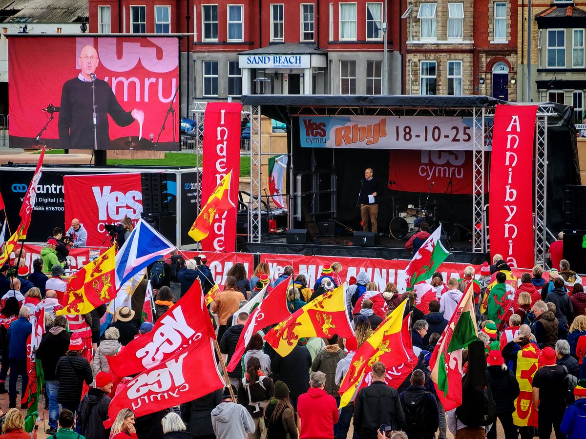 mabonapgwynfor's tweet photo. A joyous, positive, rally and march for independence in Rhyl today.

Such a contrast to the negative, dark rhetoric of the last few months.

#IndyWales #Indycurious #Wales #Cymru #Independence https://t.co/36EOFR33Gj