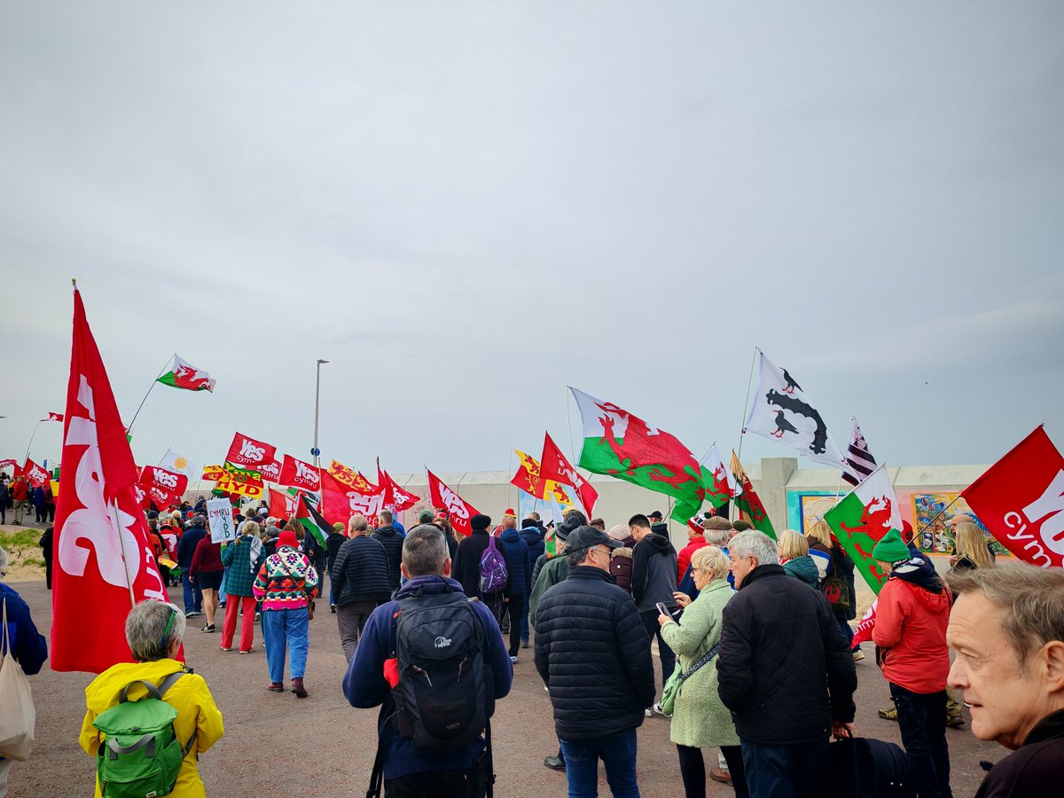 mabonapgwynfor's tweet photo. A joyous, positive, rally and march for independence in Rhyl today.

Such a contrast to the negative, dark rhetoric of the last few months.

#IndyWales #Indycurious #Wales #Cymru #Independence https://t.co/36EOFR33Gj