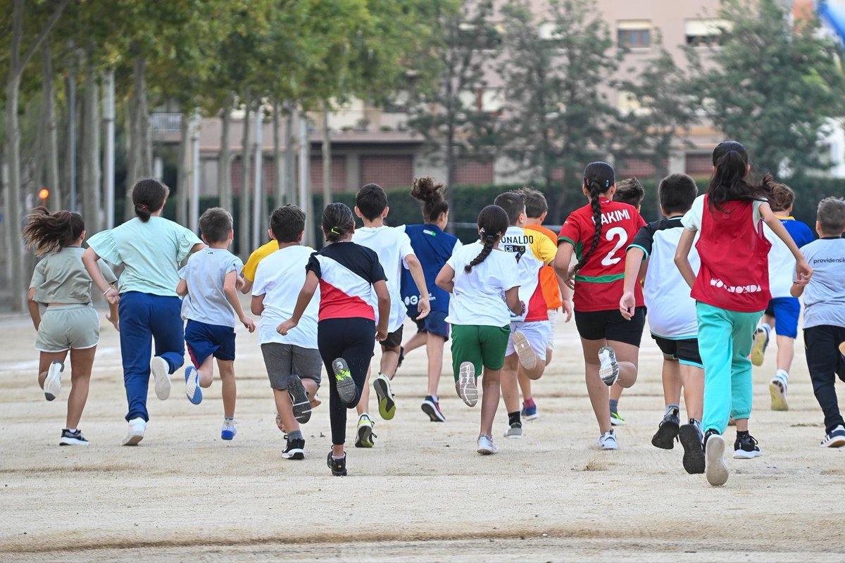 DBotePaz's tweet image. Més de 700 alumnes de primària i ESO han participat avui a la Cursa Escolar “Posa’t en marxa”, una jornada que uneix esport i educació en un ambient ple d’energia
Valors i hàbits saludables des de les aules fins a l’esport