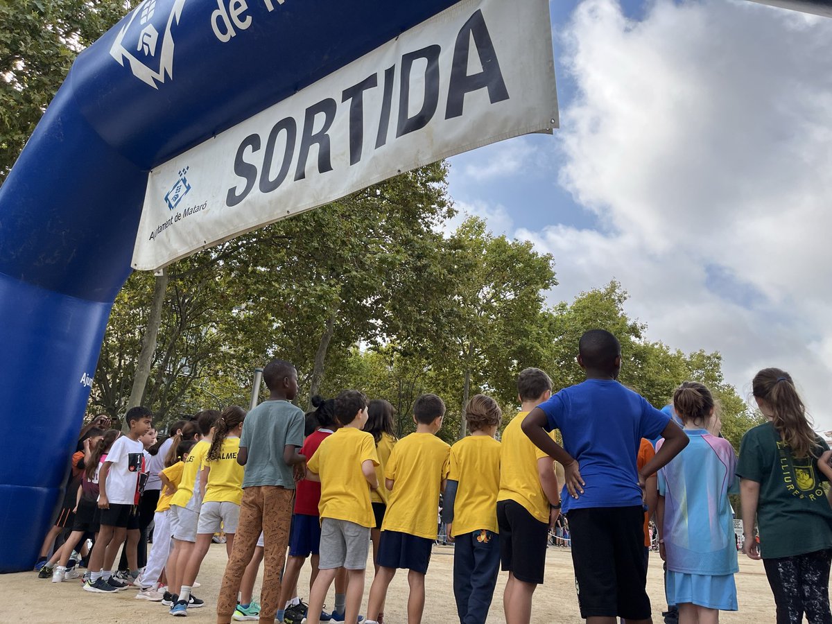 DBotePaz's tweet image. Més de 700 alumnes de primària i ESO han participat avui a la Cursa Escolar “Posa’t en marxa”, una jornada que uneix esport i educació en un ambient ple d’energia
Valors i hàbits saludables des de les aules fins a l’esport