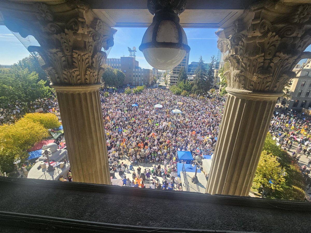 IdahoNews6's tweet photo. On the steps of the Idaho State Capitol, thousands have gathered for a 'No Kings' protest. 

Tune in at 9 &amp; 10 pm for Idaho News 6's full coverage of the protests in Boise and Twin Falls. 

📸: Steve Dent, Neighborhood Reporter

#Boise #IdahoStateCapitol #NoKings https://t.co/WJjVTOpSI0