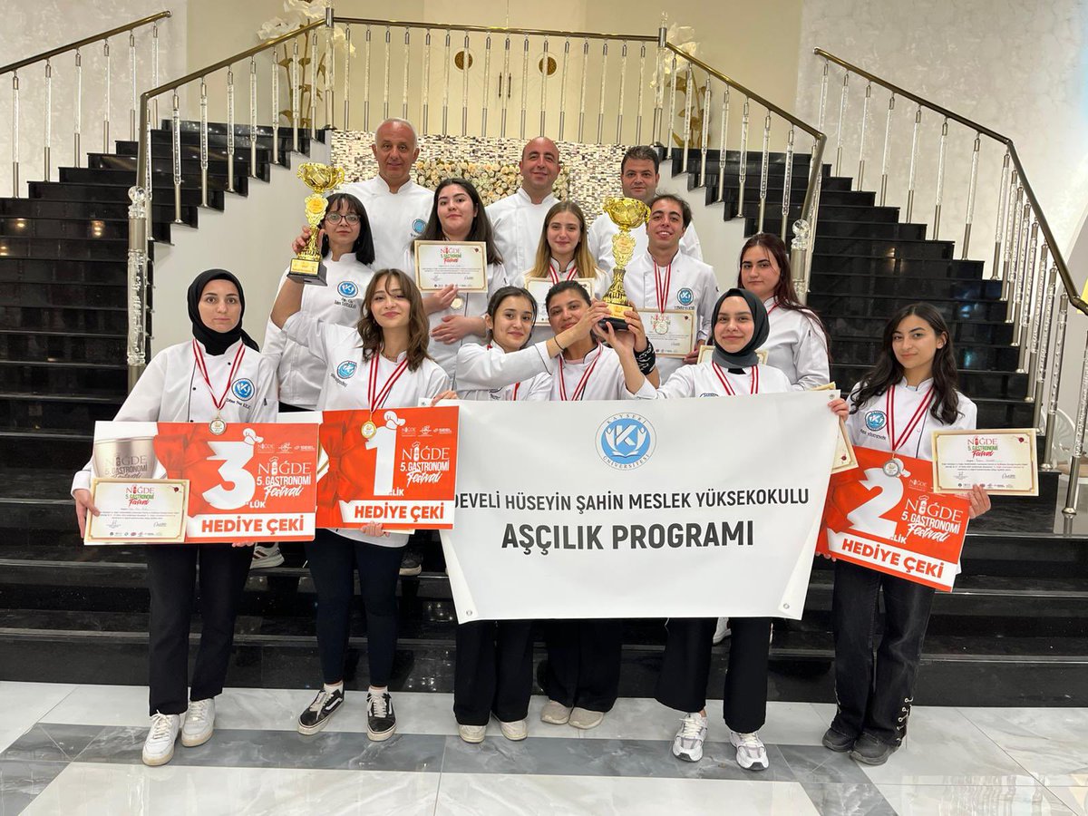 Niğde'de düzenlenen 5. Gastronomi Festivali Üniversiteler Arası Yemek Yarışması’nda Kayseri Üniversitesi [<a href="/kayseriedu/">Kayseri Üniversitesi</a>] Rüzgarı! 

Üniversitemiz Develi Hüseyin Şahin Meslek Yüksekokulumuz [<a href="/kayudmyo/">kayu_develihsmyokurumsal</a>] Otel, Lokanta ve İkram Hizmetleri Bölümü Aşçılık Programı Öğrencilerimiz, 

✅