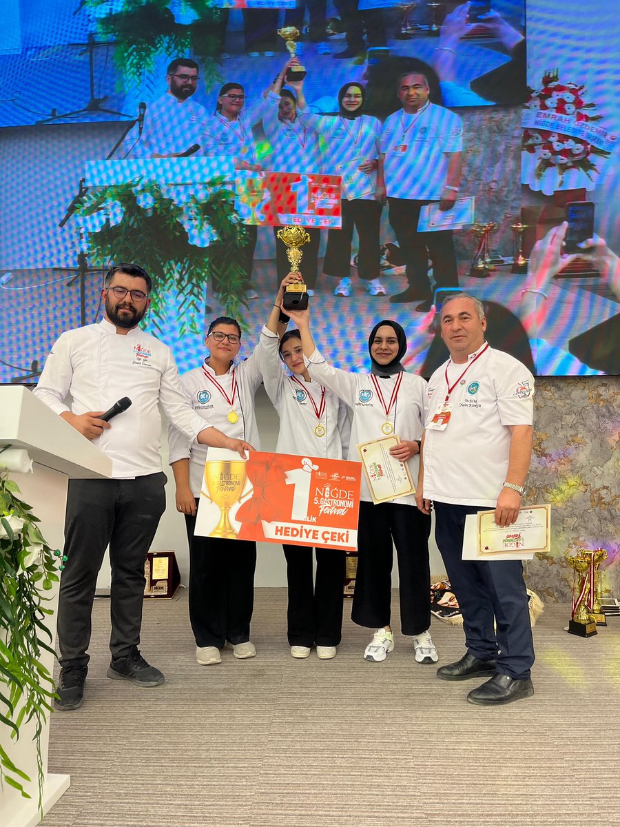 ProfKaramustafa's tweet photo. Niğde'de düzenlenen 5. Gastronomi Festivali Üniversiteler Arası Yemek Yarışması’nda Kayseri Üniversitesi [@kayseriedu] Rüzgarı! 

Üniversitemiz Develi Hüseyin Şahin Meslek Yüksekokulumuz [@kayudmyo] Otel, Lokanta ve İkram Hizmetleri Bölümü Aşçılık Programı Öğrencilerimiz, 

✅ Modern Türk Mutfağı,
✅ Sağlıklı Gıdalar ve 
✅ Tatlı Tabağı

Kategorilerinde takdire şayan başarılara imza attılar! 👨‍🍳👩‍🍳

🥇 Modern Türk Mutfağı Ekip 1
• Peynir Dolgulu Pastırmalı Mantı – Munire Altuntaş
• Erik Soslu Kuzu Sırtı, Firik Pilavı ve Gilaburu Şerbeti – Melike İrem Uykusever
• Vişne Soslu Nevzine – Sümeyye Ercömert
🏆 Klasman https://t.co/R27InOUR4o | Altın Madalya & Kupa

🥩 Modern Türk Mutfağı Ekip 2
• Falafel – Yunus Emre Kılıçkaya
• Beğendili Bonfile Sarma – Mina Melek Yıldız
• Kaymak Dolgulu Taş Kadayıf – Emine Şevval Çetin
🏅 Klasman 4.sü

🌾 Sağlıklı Gıdalar Kategorisi 1
• Gacer Pilavlı Hünkar Gözdesi – Azra Doğanbaş
🏆 Klasman https://t.co/R27InOUR4o | Altın Madalya & Kupa

🐟 Sağlıklı Gıdalar Kategorisi 2
• Niğde Lahanası Eşliğinde Levrek – Emine Zehra Zerman
🥉 Klasman 3.sü

🍮 Tatlı Tabağı Kategorisi 1
• Tahinli Sufle – Büşra Hasdemir
🥈 Klasman https://t.co/7yhgb3klYT

🍐 Tatlı Tabağı Kategorisi 2
• Topraktan Tabağa Armut Tatlısı – Döne Nur Kılıç
🏅 Klasman 4.sü

Öğrencilerimizi ve onlara her zaman mentorlükleri ile yol gösteren akademik kadromuzu ve Develi Hüseyin Şahin Meslek Yüksekokulumuzun Yöneticilerini yürekten tebrik ediyoruz.

#KayseriÜniversitesi
#KAYÜ 
#Gasronomi 
#GastroKayseri 

[@YuksekogretimK]
[@erolozvar]
[@kayserivaliligi]
[@gokmen_cicek_]
[@KayseriBSB]
[@baskanmemduhbyk]
[@DeveliKaymakam]
[@KaymakamComakli]
[@develibld]
[@AkAdemsengul]