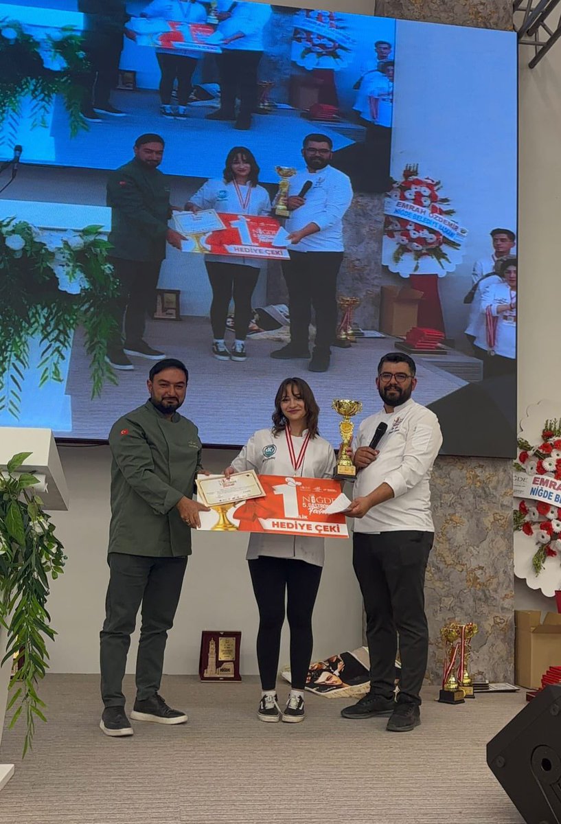 ProfKaramustafa's tweet photo. Niğde'de düzenlenen 5. Gastronomi Festivali Üniversiteler Arası Yemek Yarışması’nda Kayseri Üniversitesi [@kayseriedu] Rüzgarı! 

Üniversitemiz Develi Hüseyin Şahin Meslek Yüksekokulumuz [@kayudmyo] Otel, Lokanta ve İkram Hizmetleri Bölümü Aşçılık Programı Öğrencilerimiz, 

✅ Modern Türk Mutfağı,
✅ Sağlıklı Gıdalar ve 
✅ Tatlı Tabağı

Kategorilerinde takdire şayan başarılara imza attılar! 👨‍🍳👩‍🍳

🥇 Modern Türk Mutfağı Ekip 1
• Peynir Dolgulu Pastırmalı Mantı – Munire Altuntaş
• Erik Soslu Kuzu Sırtı, Firik Pilavı ve Gilaburu Şerbeti – Melike İrem Uykusever
• Vişne Soslu Nevzine – Sümeyye Ercömert
🏆 Klasman https://t.co/R27InOUR4o | Altın Madalya & Kupa

🥩 Modern Türk Mutfağı Ekip 2
• Falafel – Yunus Emre Kılıçkaya
• Beğendili Bonfile Sarma – Mina Melek Yıldız
• Kaymak Dolgulu Taş Kadayıf – Emine Şevval Çetin
🏅 Klasman 4.sü

🌾 Sağlıklı Gıdalar Kategorisi 1
• Gacer Pilavlı Hünkar Gözdesi – Azra Doğanbaş
🏆 Klasman https://t.co/R27InOUR4o | Altın Madalya & Kupa

🐟 Sağlıklı Gıdalar Kategorisi 2
• Niğde Lahanası Eşliğinde Levrek – Emine Zehra Zerman
🥉 Klasman 3.sü

🍮 Tatlı Tabağı Kategorisi 1
• Tahinli Sufle – Büşra Hasdemir
🥈 Klasman https://t.co/7yhgb3klYT

🍐 Tatlı Tabağı Kategorisi 2
• Topraktan Tabağa Armut Tatlısı – Döne Nur Kılıç
🏅 Klasman 4.sü

Öğrencilerimizi ve onlara her zaman mentorlükleri ile yol gösteren akademik kadromuzu ve Develi Hüseyin Şahin Meslek Yüksekokulumuzun Yöneticilerini yürekten tebrik ediyoruz.

#KayseriÜniversitesi
#KAYÜ 
#Gasronomi 
#GastroKayseri 

[@YuksekogretimK]
[@erolozvar]
[@kayserivaliligi]
[@gokmen_cicek_]
[@KayseriBSB]
[@baskanmemduhbyk]
[@DeveliKaymakam]
[@KaymakamComakli]
[@develibld]
[@AkAdemsengul]