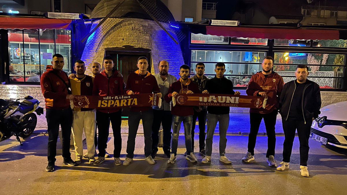 SEVİYORUZ SENİ,CANI GÖNÜLDEN !

GALATASARAYIMIZI başakşehir karşısında Isparta'da yalnız bırakmadık. #ultrAslanUNI #uAUNISDU