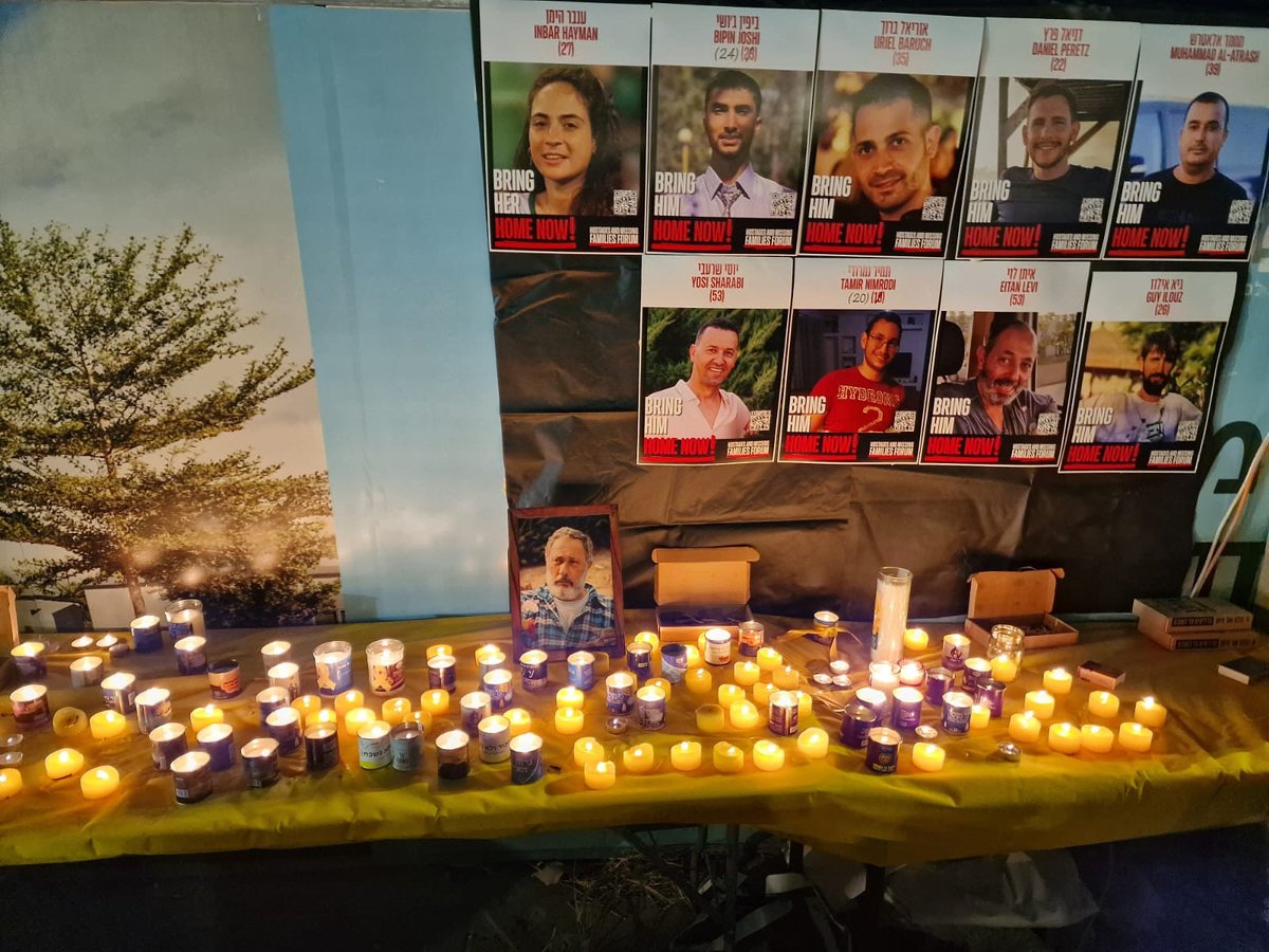 18 מאחינו עדיין בעזה. 
בעצרת התמיכה של תושבי קיבוץ ניר עוז במשפחות החטופים, כרמי גת.