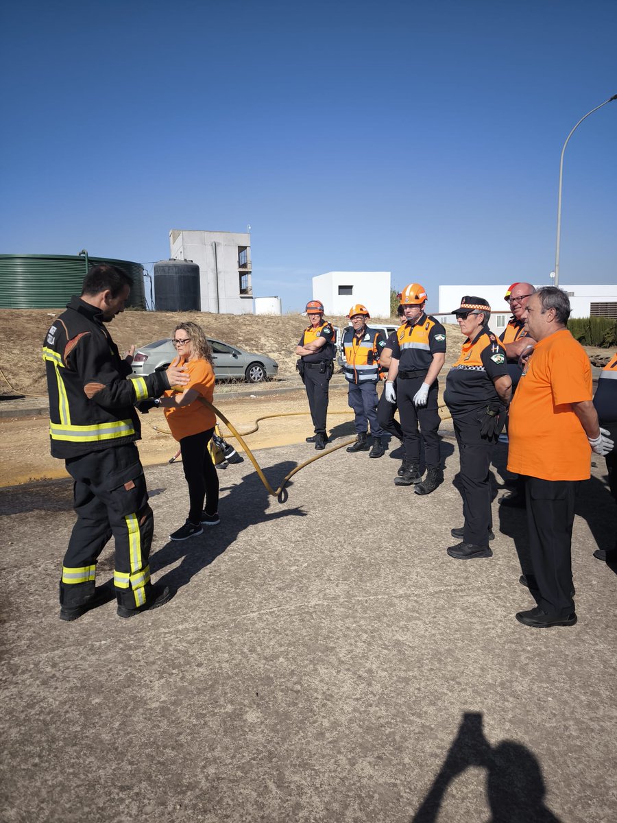 IespaJunta's tweet image. Este fin de semana en nuestras instalaciones de #HuévarDelAljarafe, #Sevilla, celebramos un nuevo taller para el voluntariado de #ProtecciónCivil. Formación dirigida a conocer funciones, protocolos de comunicación y procedimientos de las agrupaciones locales como intervinientes.