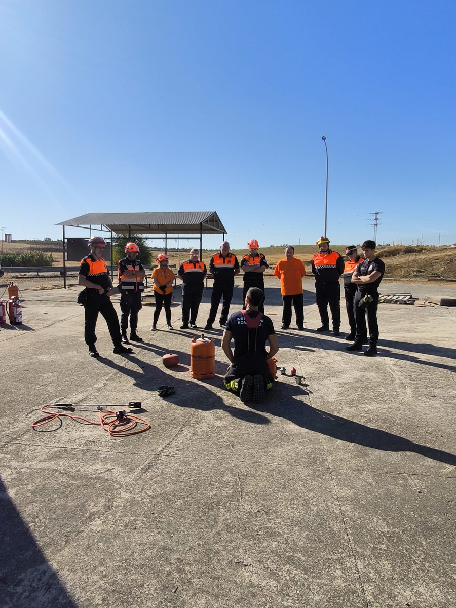 IespaJunta's tweet image. Este fin de semana en nuestras instalaciones de #HuévarDelAljarafe, #Sevilla, celebramos un nuevo taller para el voluntariado de #ProtecciónCivil. Formación dirigida a conocer funciones, protocolos de comunicación y procedimientos de las agrupaciones locales como intervinientes.