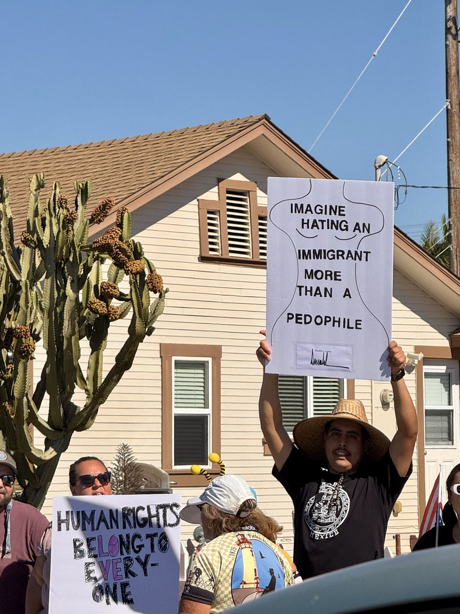 lotayro's tweet image. My favorite sign from today. NO KINGS in Carlsbad, CA. #NoKingsDayOct18th #NoKings