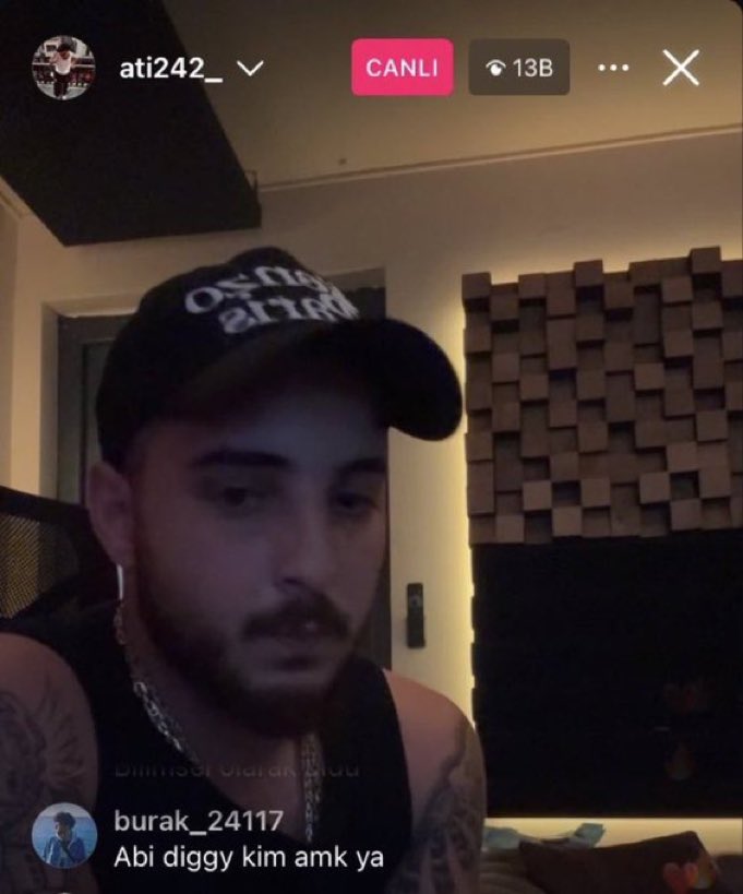 kızın tanıyormuşuz gibi sürekli ismini geçirdiği yakın kız arkadaşı