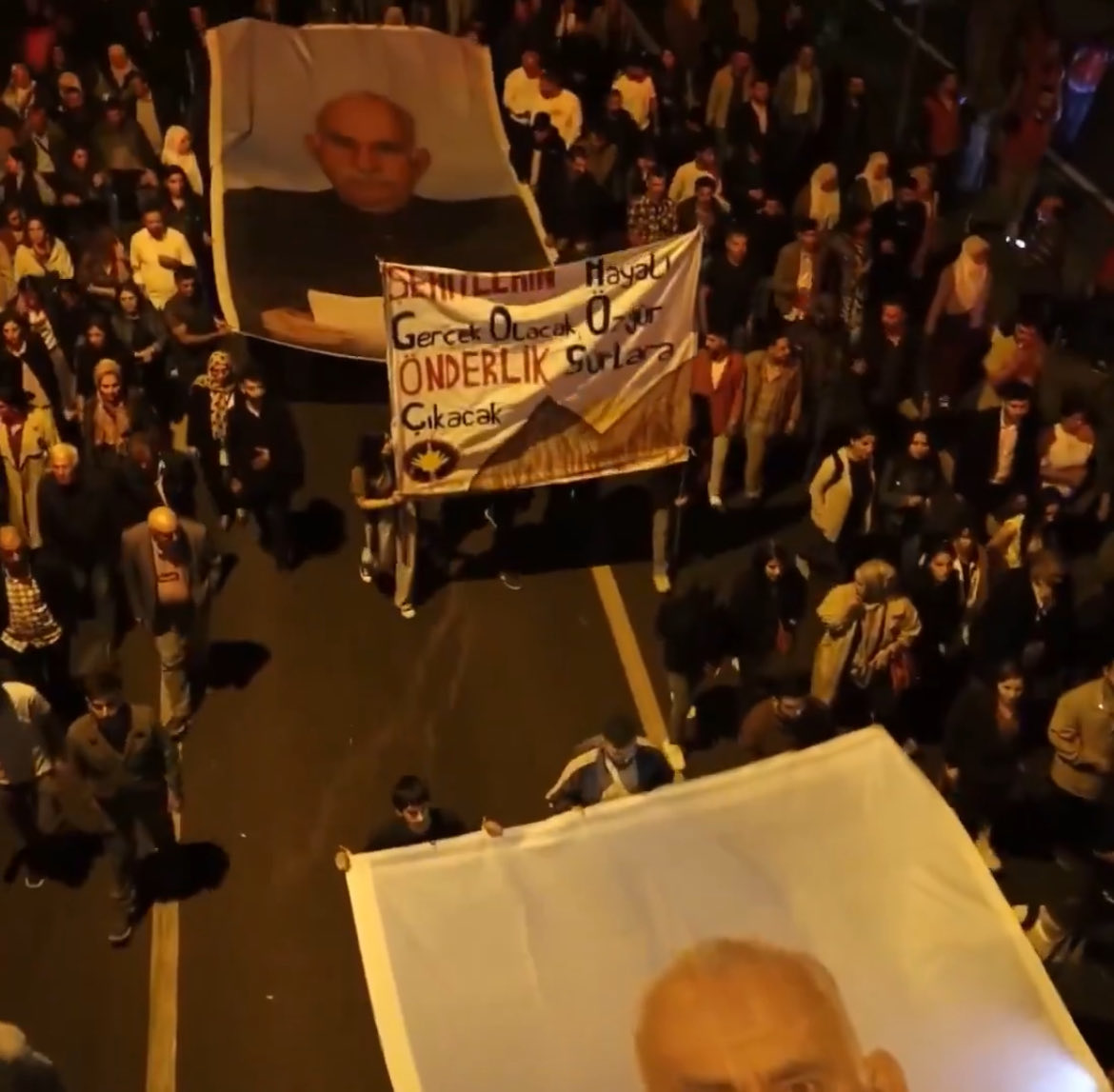 Terörist başı, bebek katili Öcalan’ın serbest bırakılması için Diyarbakır’da yürüyüş yapılıyor.

ŞEHİTLERİMİZİN KEMİKLERİ SIZLIYOR!