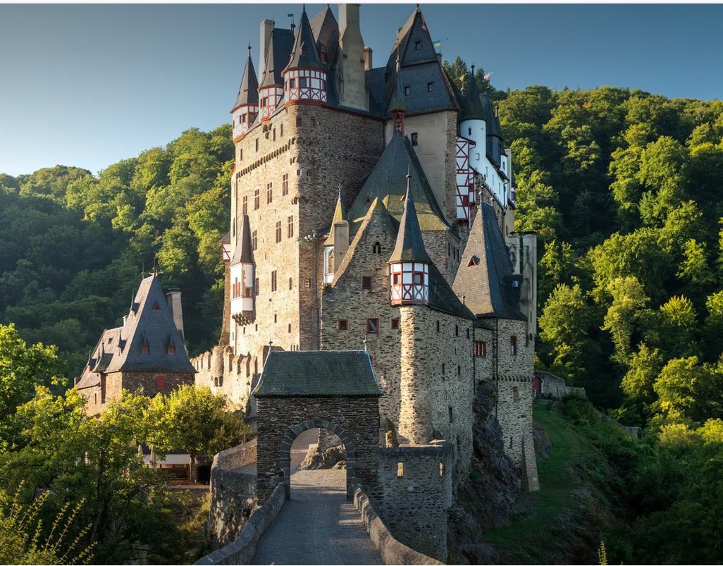 Was viele nicht wissen. Die Burg Eltz wurde von Türkischen Gastarbeitern 1954 gebaut, während die faulen Deutschen zu Hause rum saßen