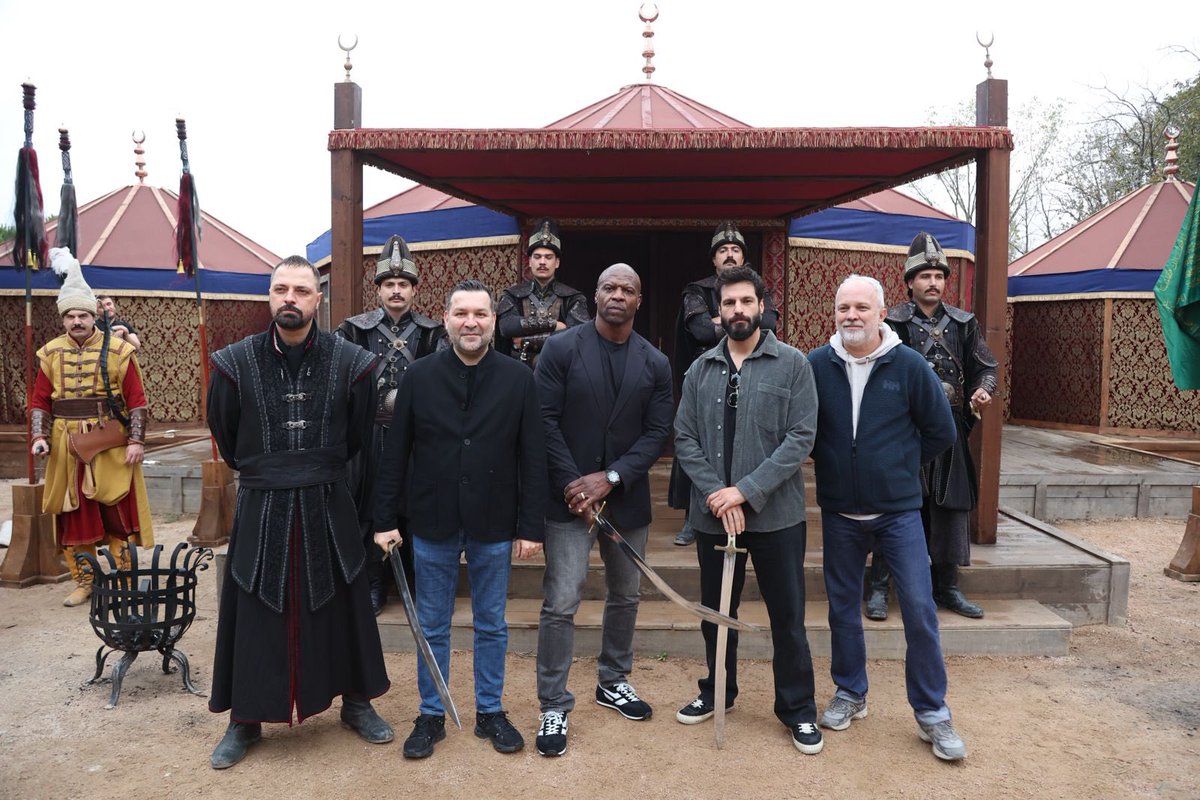 eyupgokhan's tweet image. Bugün @mehmeddizisitrt setimizde dünyaca ünlü Hollywood yıldızı @terrycrews misafirimizdi. Sohbeti güzel, enerjisi yüksek, sıcakkanlı, pozitif bir insan. Kendisine nazik ziyaretleri için teşekkür ediyoruz. Tekrar görüşmek üzere 😊

@mirayyapim 
@trt1