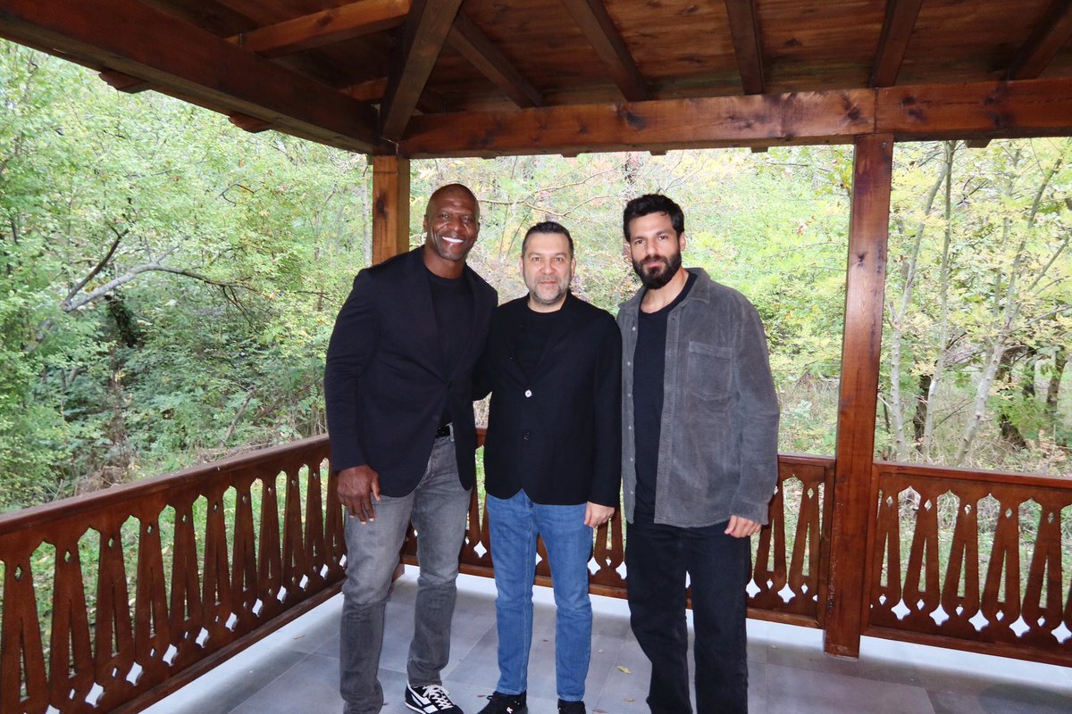 eyupgokhan's tweet image. Bugün @mehmeddizisitrt setimizde dünyaca ünlü Hollywood yıldızı @terrycrews misafirimizdi. Sohbeti güzel, enerjisi yüksek, sıcakkanlı, pozitif bir insan. Kendisine nazik ziyaretleri için teşekkür ediyoruz. Tekrar görüşmek üzere 😊

@mirayyapim 
@trt1