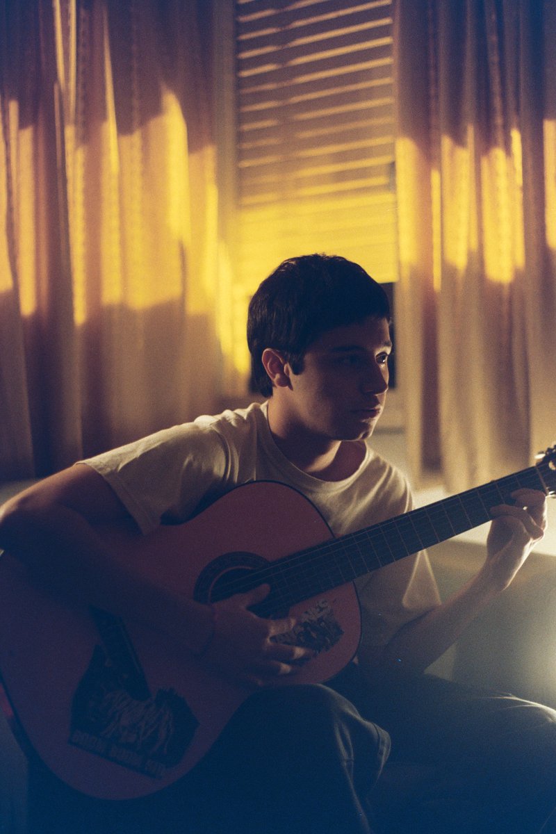 yoadolescente's tweet photo. ¿Sabrá tu novia que escuchamos Morrissey? 🥺

El 12 de noviembre #YoAdolescente deja de estar disponible en Netflix. https://t.co/95oq8Orr4o