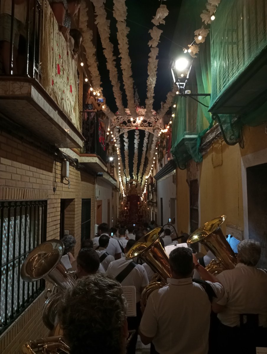 <a href="/RosariodSJuan/">HdadRosario</a> 🔴 #RosarioSanJuan25 El Barrio Bajo se postra a los pies de su Virgen del Rosario mientras se adentra en el Callejón del Aire suenan “¡¡Macarena!!”, “Tú eres el Orgullo de nuestro pueblo” y “Encarnación Coronada”

🎵 Candelaria

#GloriasLasNieves25 | <a href="/RosariodSJuan/">HdadRosario</a>