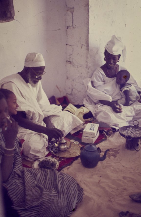 Une famille Bambara prend le thé chez elle, Tombouctou, 1960-1970