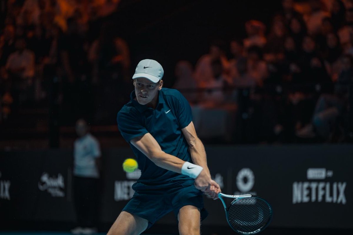 المواجهة الأخيرة بين سينير وألكاراز ما يبي لها إلا قوة مضرب 😎💪🏻🔥

The last showdown will crown the champion of the #SixKingsSlam shortly 👑🔥🎾

يعرض مباشرة على نتفليكس 📺
Watch it live on Netflix 📺

#BigTime
#RiyadhSeason