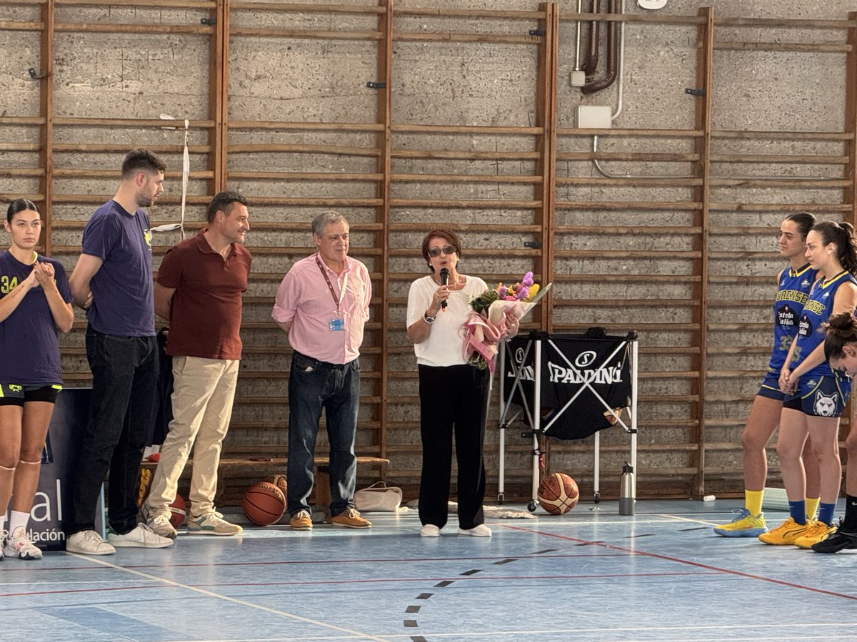 NataliaGlezB's tweet image. 🏀 HISTORIA FEITA!

O COB feminino debutou con vitoria 💙🔥
A Laboral quedou pequena para tanta emoción.

💐 Hoxe tamén xogamos por Marisa Acevedo, referente do deporte ourensán, profesora exemplar e pioneira que abriu camiños desde o baloncesto ata a docencia.

#COB #Ourense