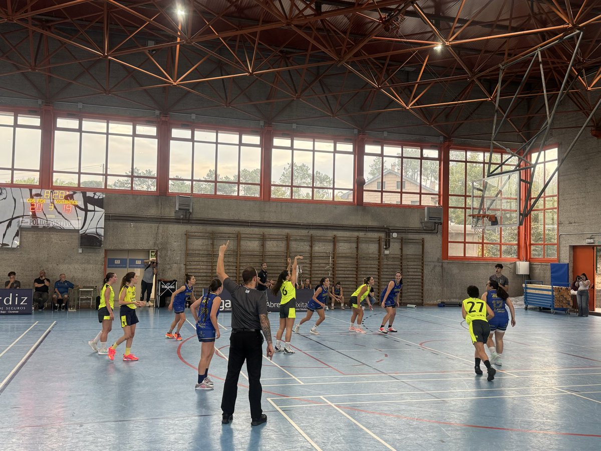 NataliaGlezB's tweet image. 🏀 HISTORIA FEITA!

O COB feminino debutou con vitoria 💙🔥
A Laboral quedou pequena para tanta emoción.

💐 Hoxe tamén xogamos por Marisa Acevedo, referente do deporte ourensán, profesora exemplar e pioneira que abriu camiños desde o baloncesto ata a docencia.

#COB #Ourense