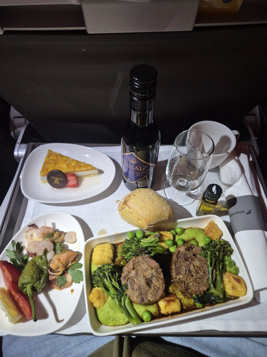 Вот так вот общаешься со всякими немецкими пфлеге, летающими первым классом, а потом незаметно и сам таким же становишься. Апгрейтил по дороге к нему DB, а сегодня ещё и полет Вена-Мадрид у Иберии за €60, чтобы почувствовать себя немного выше. Ну и пожрать, разумеется, и выпить.