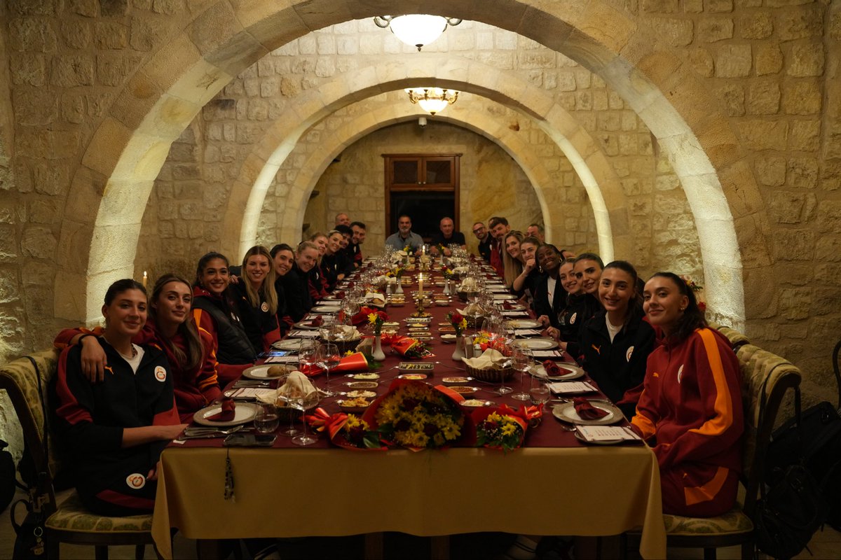 GSVoleybol1905's tweet image. Kuzeyboru galibiyetinin ardından Galatasaray Daikin Kadın Voleybol Takımımızı yemekte ağırlayan, geçtiğimiz sene sponsorlarımızdan Kayakapı Premium Caves - Cappadocia’ya takımımıza olan destekleri için teşekkür ederiz.
