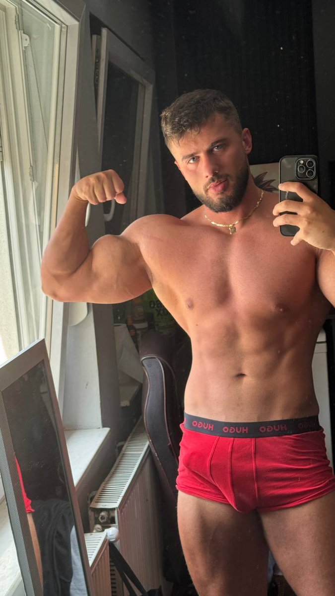 Such a big biceps but no one to bit it