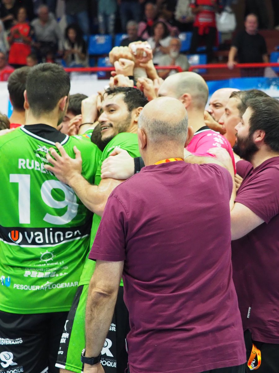 🎉 VICTORIA NO ROSAL!

⚔️ VALINOX NOVÁS 34 – 18 LIRÓN TEUCRO

🔥 Que partidazo! Os nosos dominaron dende o primeiro ata o último minuto. Intensidade, corazón e moita paixón para levarnos esta gran vitoria!

🙌🏽 Grazas, afección, por facer do pavillón un auténtico fortín