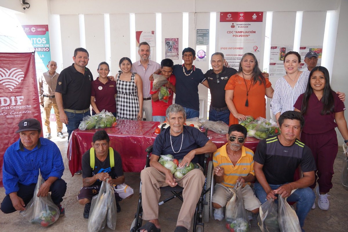 JLavalleMaury's tweet photo. Junto con Mario Pavon en representacón de Laura Sansores y @difcampeche entregamos pescado fresco en el  #CDCAmpliaciónPolvorín  como parte de nuestro compromiso con las familias campechanas.
Porque gobernar también es estar cerca, escuchar y responder con acciones que se sientan en la mesa.

Gracias a cada vecina y vecino por su confianza. ¡Seguimos trabajando por un #Campeche  con más oportunidades y bienestar para todos! @LaydaSansores   #GobiernoDeTodos