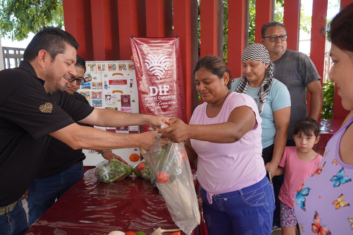 JLavalleMaury's tweet photo. Junto con Mario Pavon en representacón de Laura Sansores y @difcampeche entregamos pescado fresco en el  #CDCAmpliaciónPolvorín  como parte de nuestro compromiso con las familias campechanas.
Porque gobernar también es estar cerca, escuchar y responder con acciones que se sientan en la mesa.

Gracias a cada vecina y vecino por su confianza. ¡Seguimos trabajando por un #Campeche  con más oportunidades y bienestar para todos! @LaydaSansores   #GobiernoDeTodos