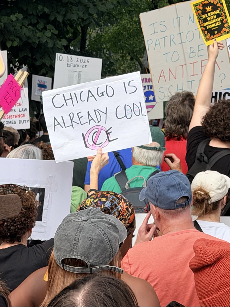 jepaco's tweet photo. #HandsOffChicago #NoKings https://t.co/ghSoKC8qRQ