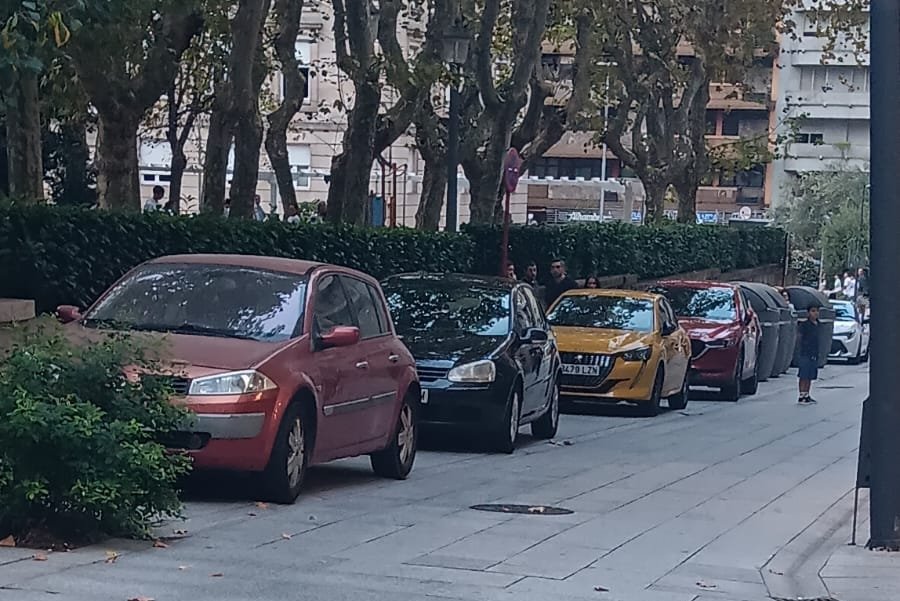 Debe haber festa na casa do Alcalde e díxolle aos festeiros que aparcasen na súa eira...